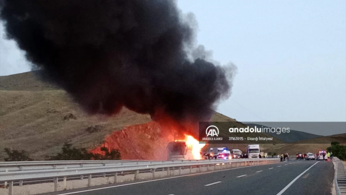 Elazığ'da seyir halindeyken alev alan yolcu otobüsü tamamen yandı