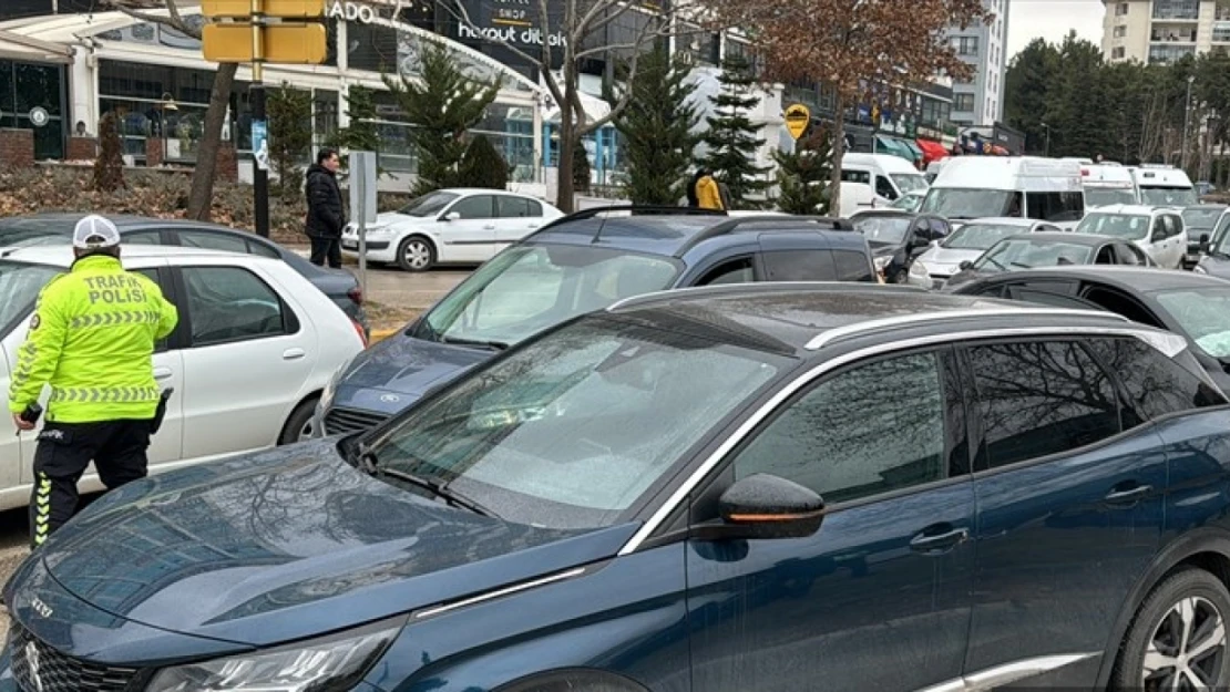 Elazığ'da zincirleme trafik kazasında 2 kişi yaralandı