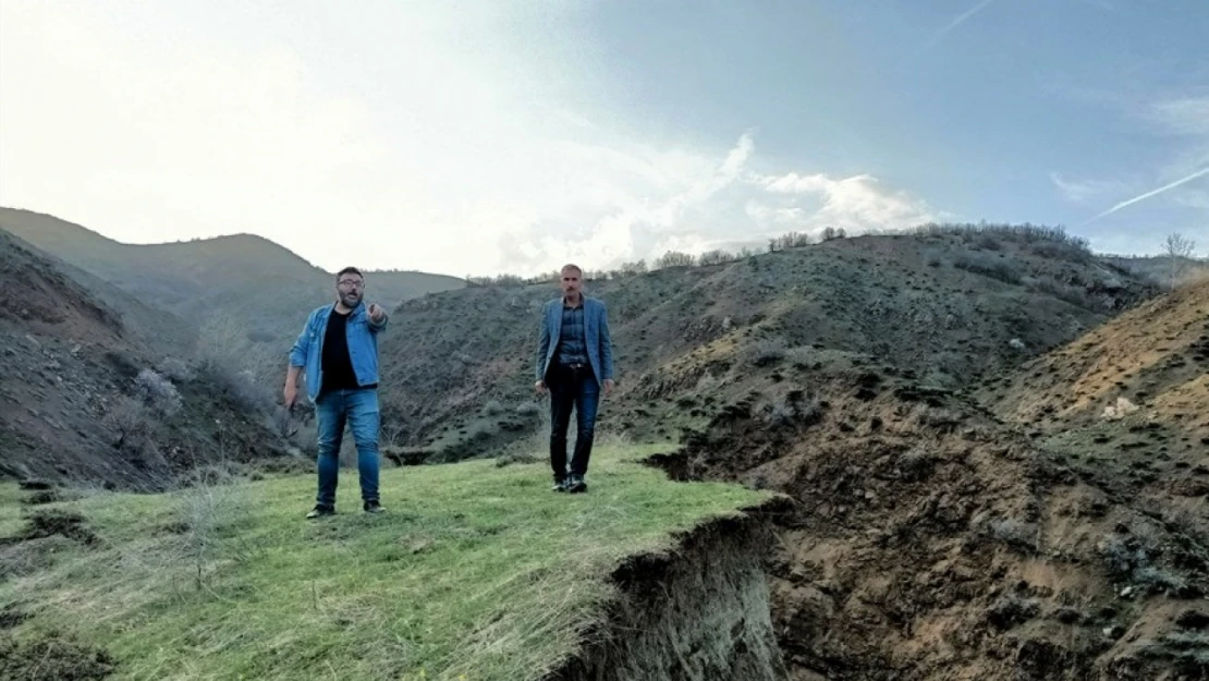 Elazığ merkezli depremin etkisi, Bingöl'de su kanalında kayma ve yarıklara neden olmuş