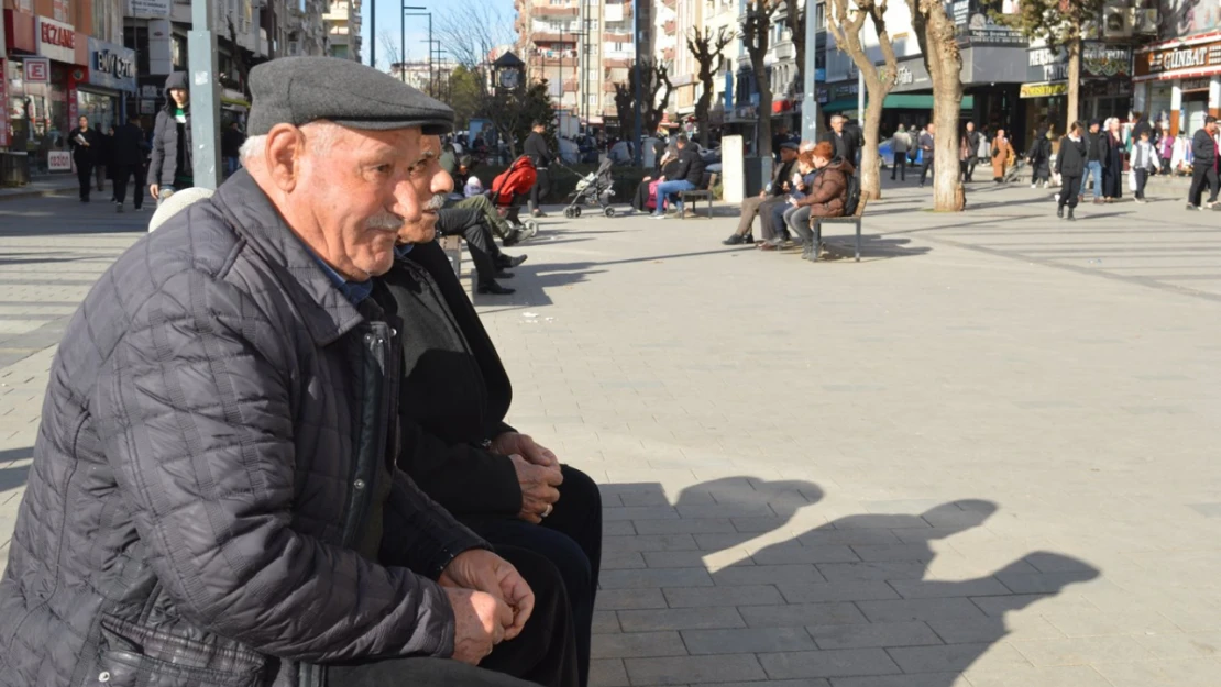 Emekliler zamdan şikâyetçi: Geçinemiyoruz, çözüm bekliyoruz