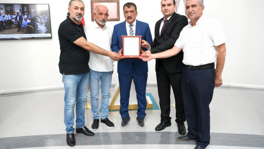 Esnaf Oda Başkanlarından Başkan Gürkan'a plaket