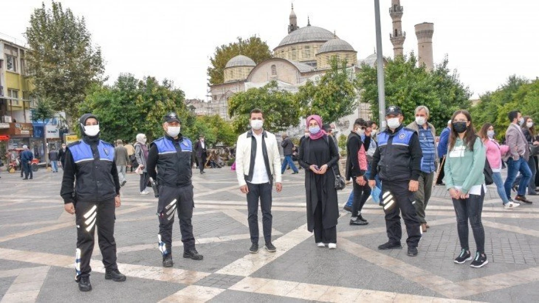 Farkındalık çalışmasında kurallara uyan vatandaşlara hediyeler dağıtıldı