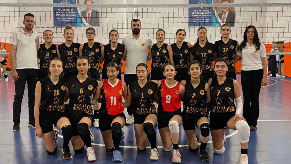 Genç kızlarda voleybol il birincisi Gençlik Spor genç kız takım oldu.