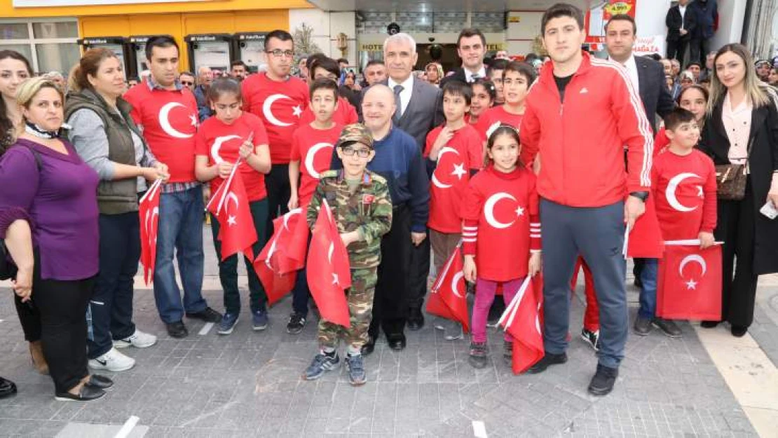 Çocuklar, Şemsiye Sokakta Bayramlarını Coşku İle Kutladı