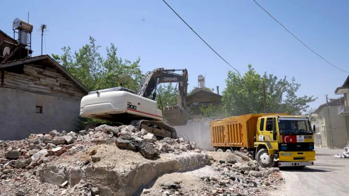 Beydağı Mahallesinde Yıkılan Yapıların Molozları Kaldırılıyor