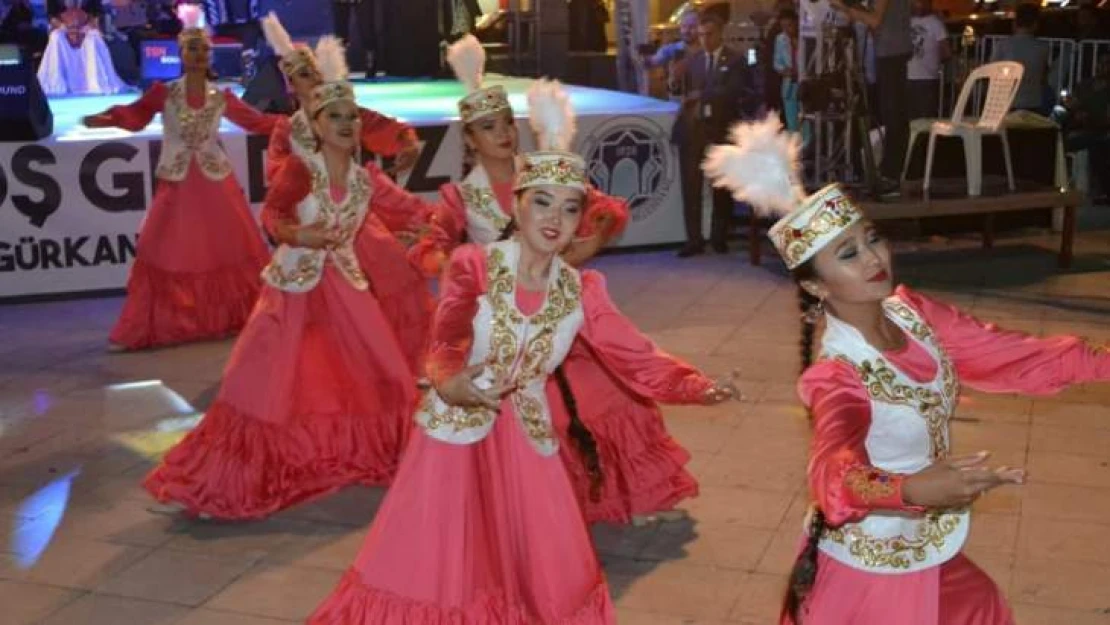 Kazakistan Ak Kuğu Kazak Dans Topluluğu'nun Gösterisi İlgi İle İzlendi