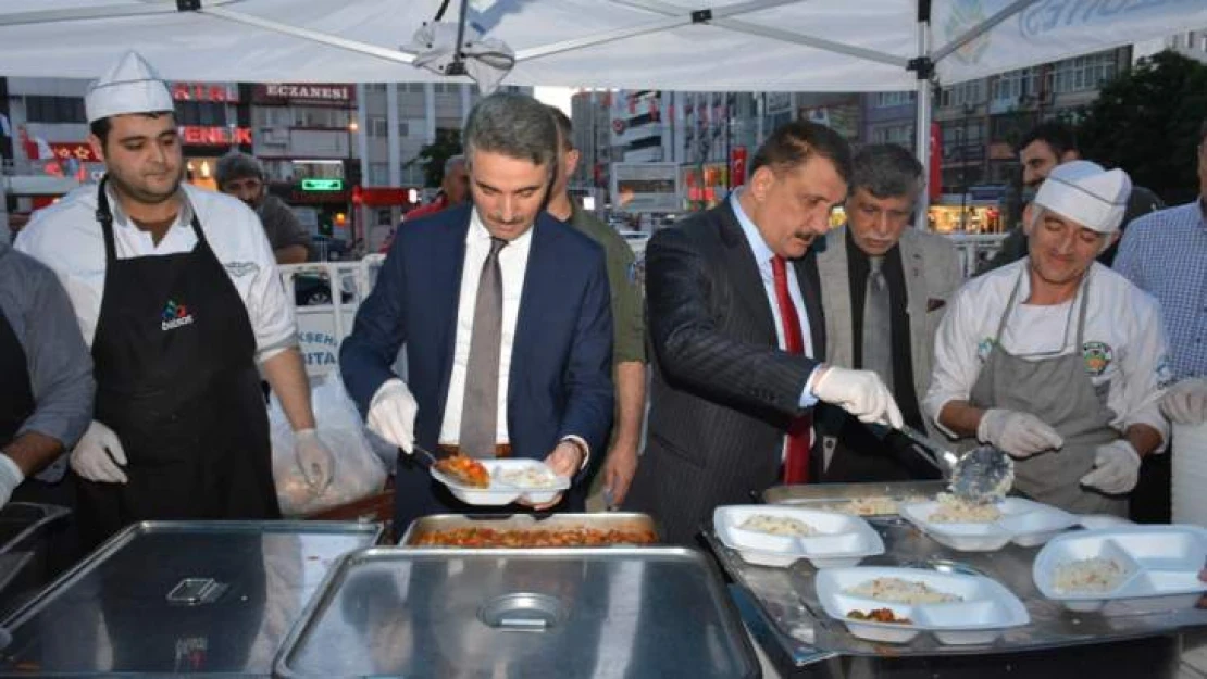 Vali Baruş, İftar Çadırında Vatandaşlarla Birlikte Orucunu Açtı