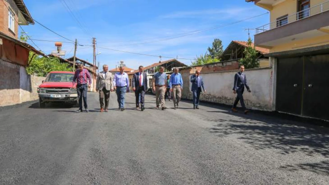 Alacakapı Mahallesi'nde Yollar Sıcak Asfalt Yapılıyor