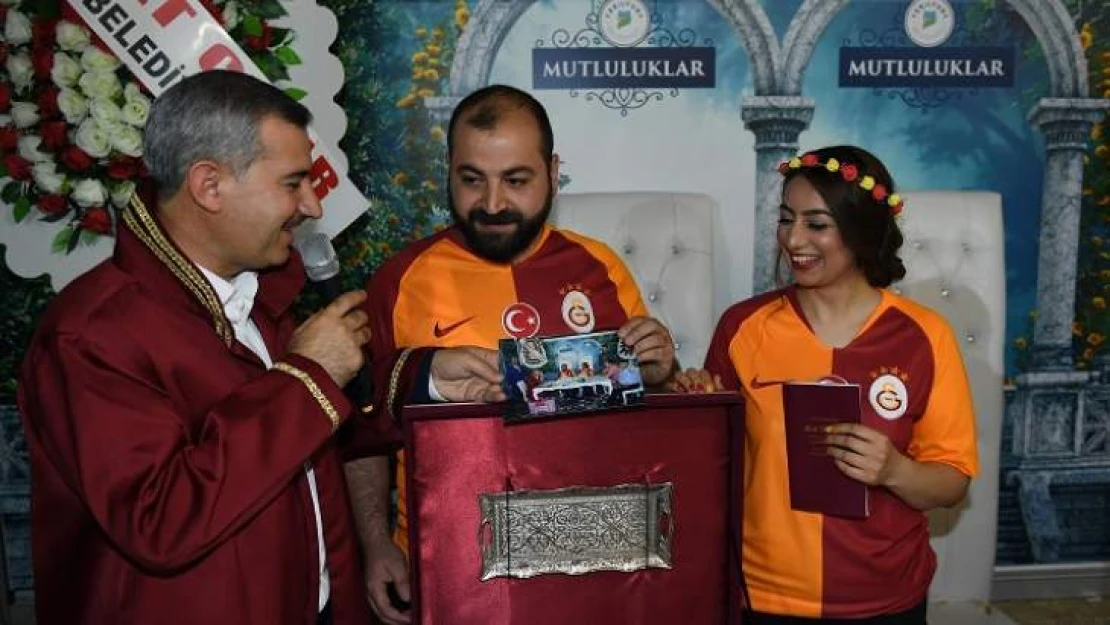 Fanatik Galatasaraylı Çift