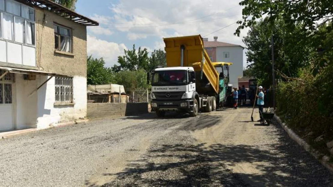 Yarımcahan Mahallesi'nin Yolları Sıcak Asfalt Yapılıyor