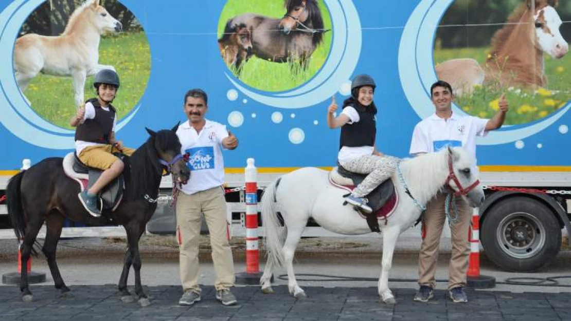 Çocuklar, Pony Atlarıyla Eğlendi