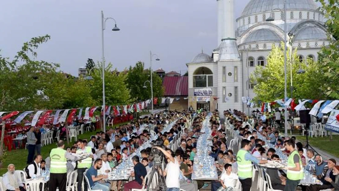 İftar Programları Hanımın Çiftliğinde Devam Etti