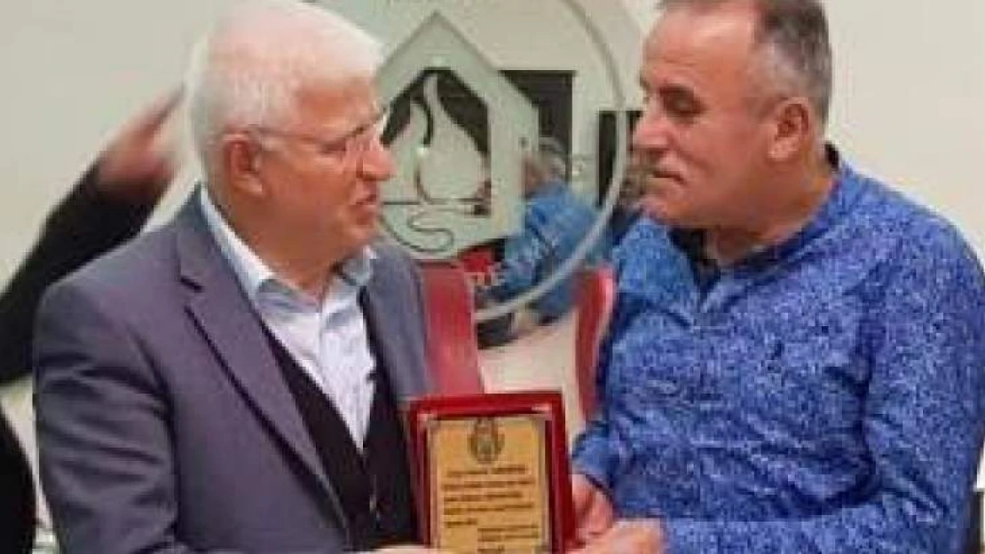 Duayen Spor Yazarı Karataş'a Plaket