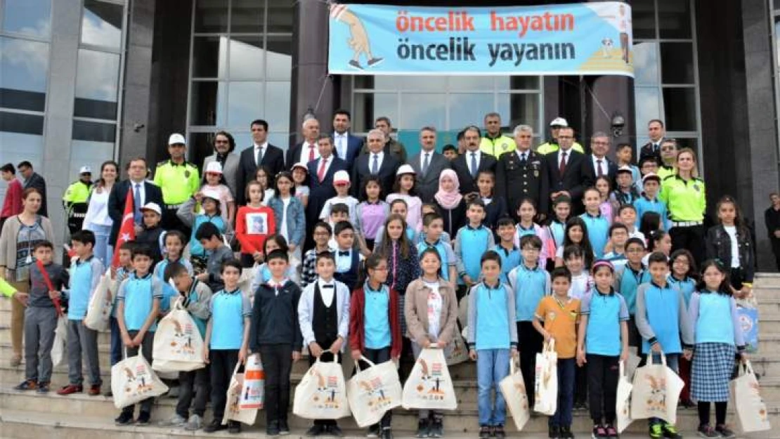 Vali Baruş Karayolu Trafik Haftası Törenine Katıldı