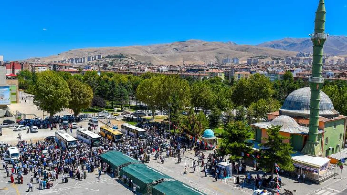 Hacı Adayları Salâvatlarla Dualarla Uğurladı