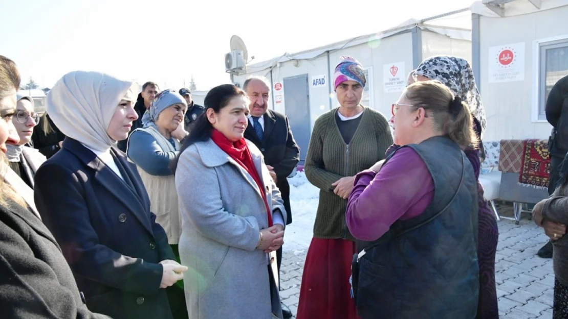 Hanımefendi Selda Yavuz Kaynarca Konteyner Kentte İkamet Eden Aileleri Ziyaret Etti