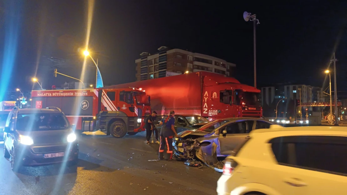 Hava Lojmanları Kavşağında Trafik Kazası: 4 Yaralı