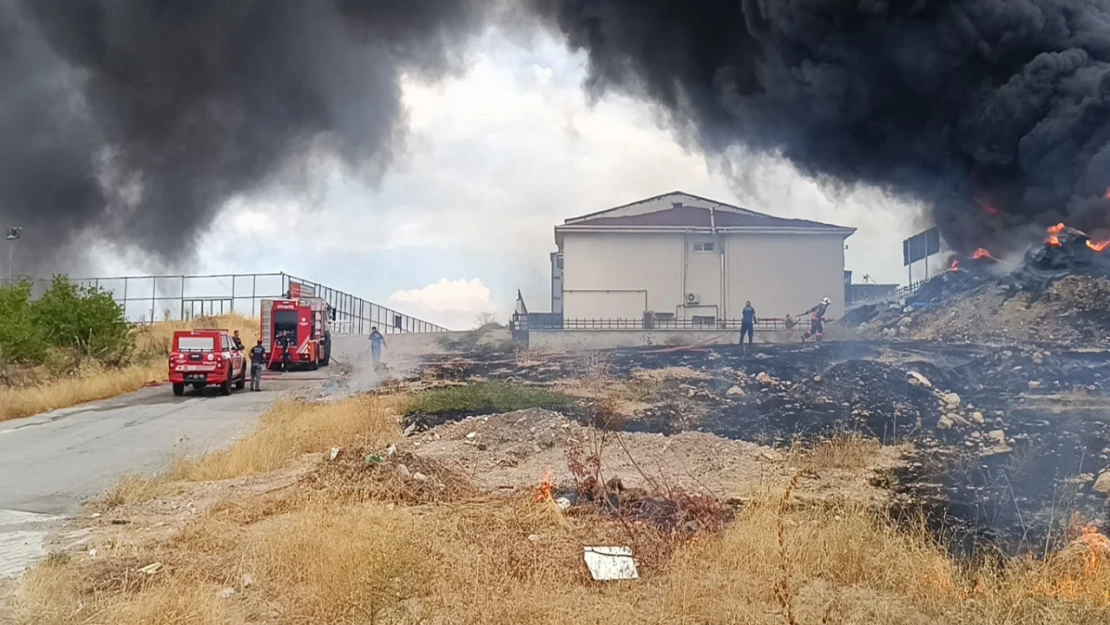 Hurdalık yangınında yükselen siyah duman gökyüzünü kapladı