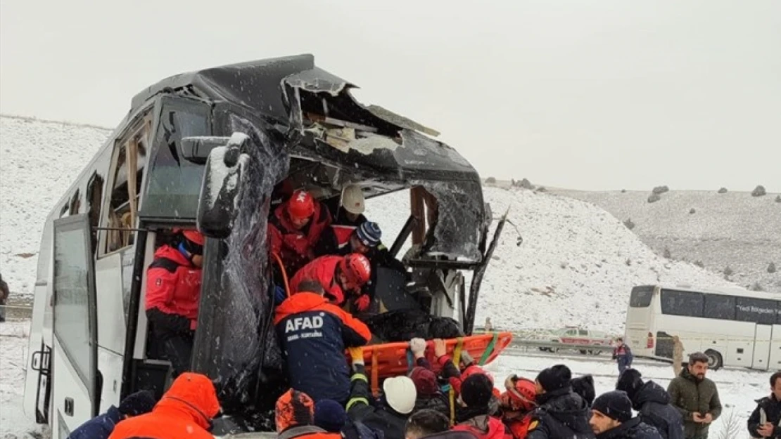 İki otobüsün karıştığı zincirleme trafik kazasında 2 kişi öldü, 8 kişi yaralandı