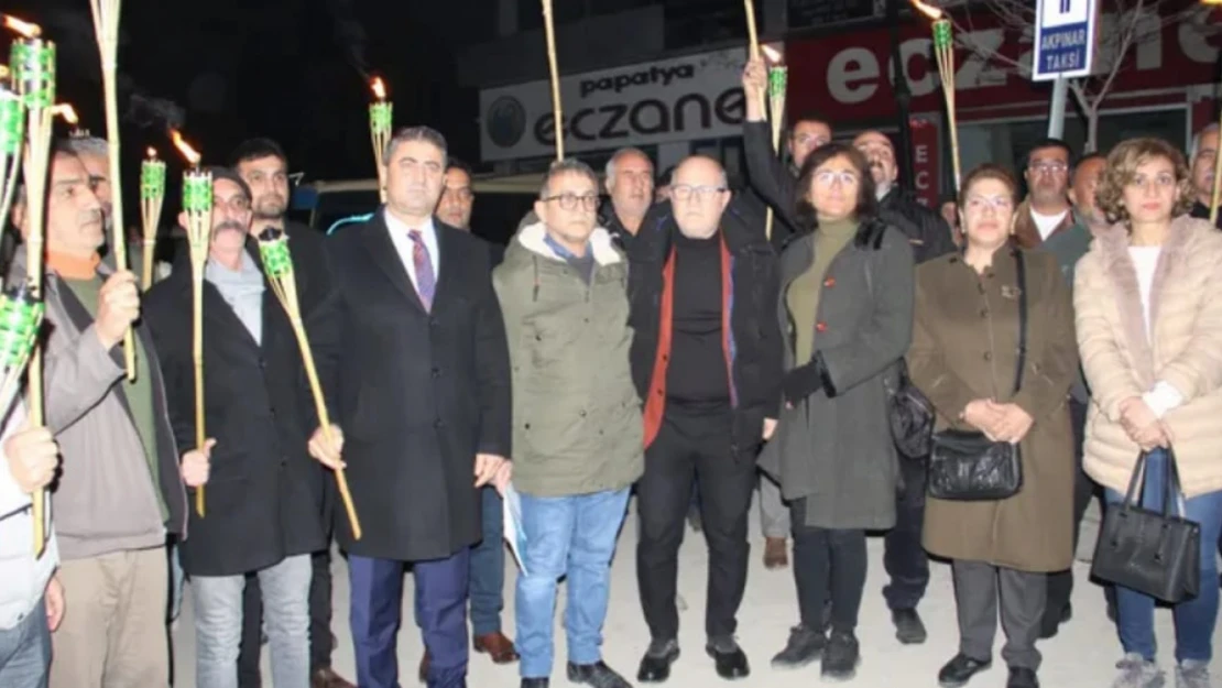 İYİ Parti Meşaleler ile tepkilerini gösterdiler