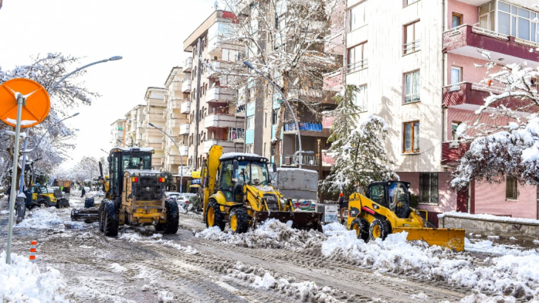 Kar Yağışının Durmasıyla Birlikte Ana Yollarda Ve Grup Yollarında Çalışmalar  Yoğunlaştırıldı