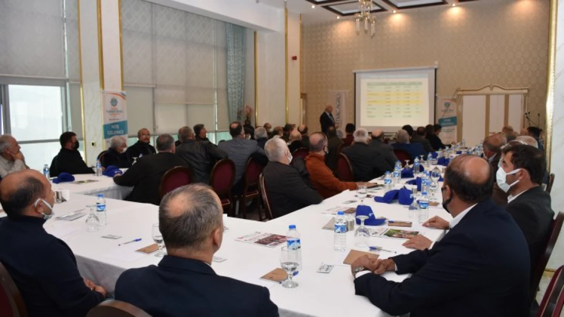 'Kayısı Yetiştiriciliğinde Gelişmeler' konulu toplantıda bir araya geldiler.