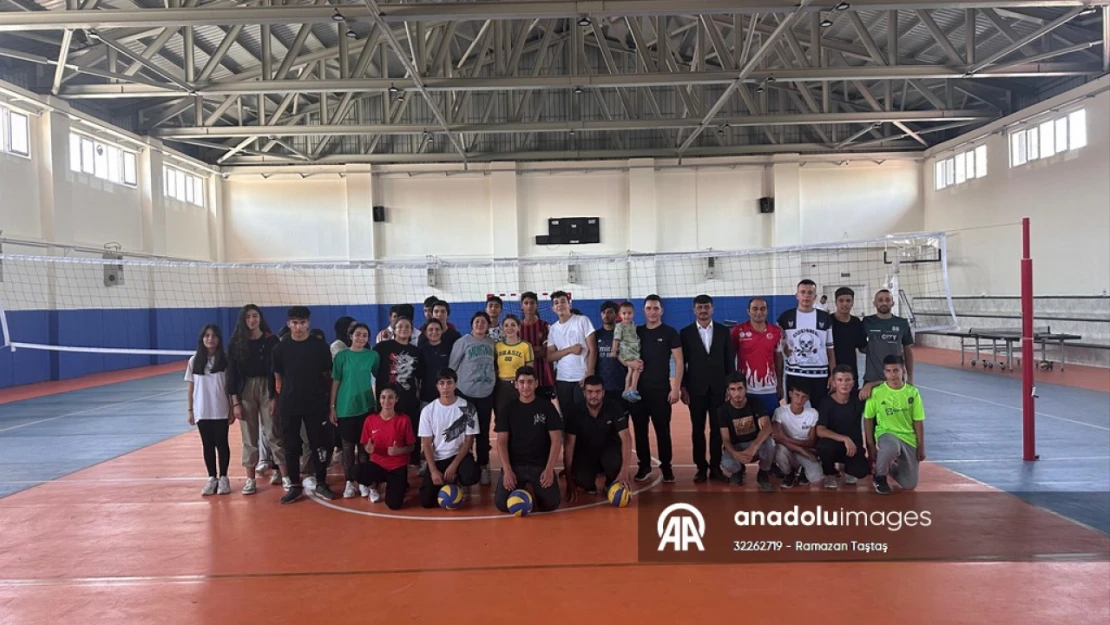 Kaymakam Karataş, öğrencilerle voleybol oynadı