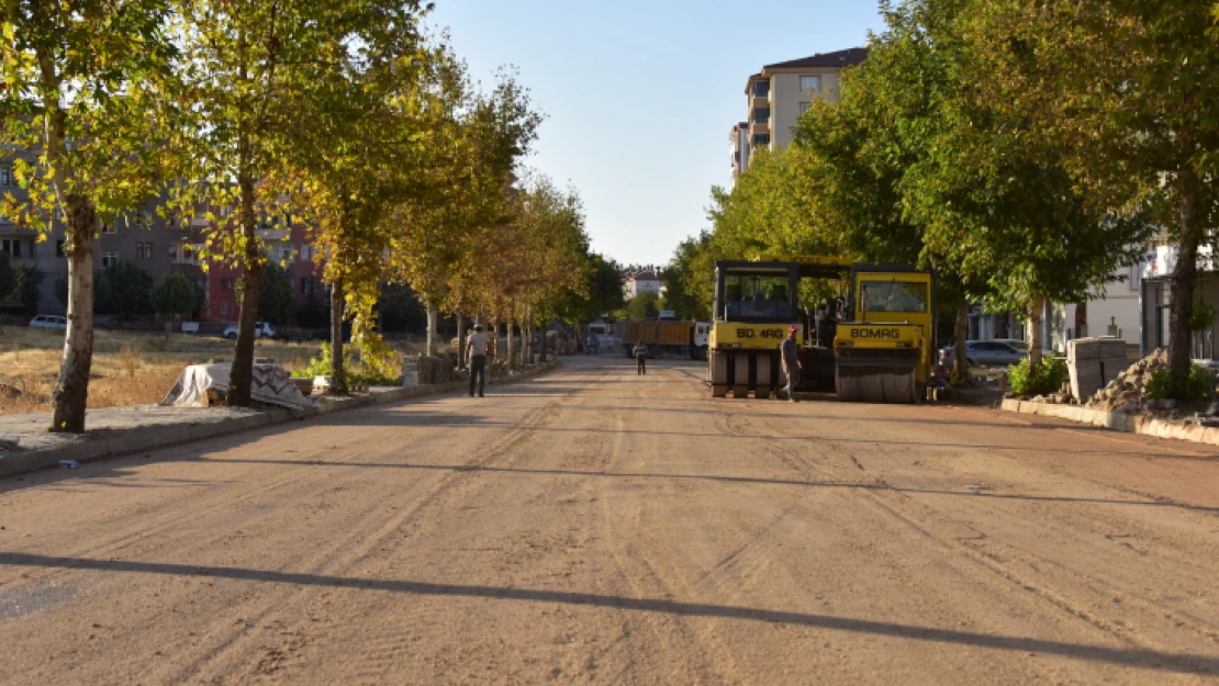 Kenan Işık Caddesinde Asfalt Çalışmaları Devam Ediyor