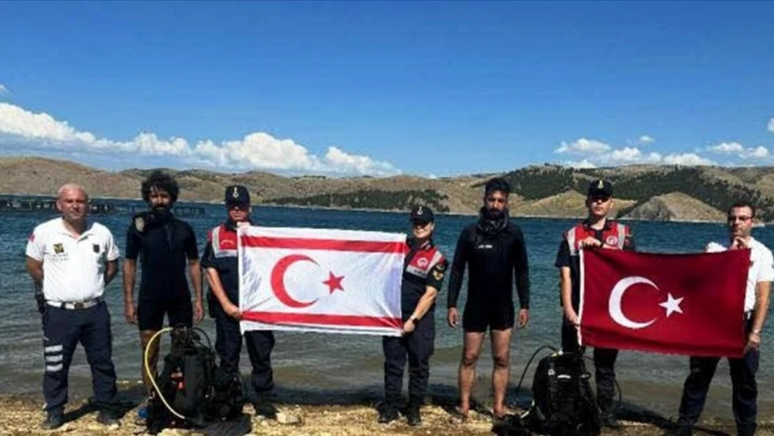 Kıbrıs Barış Harekatı'nın 50. yıl dönümünde su altında Türk ve KKTC bayrağı açıldı