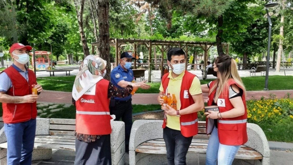 Kızılay'dan Emniyet ve Sağlık Çalışanlarına Tatlı İkramı