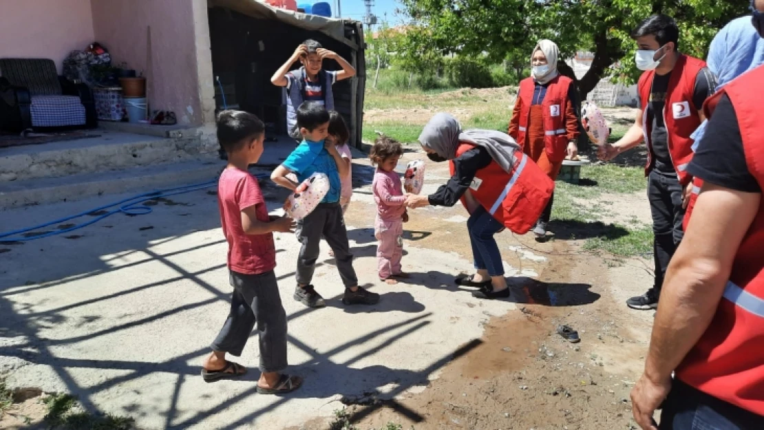 Kızılay Şahnahan'da Çoçukların Bayramını Kutladı