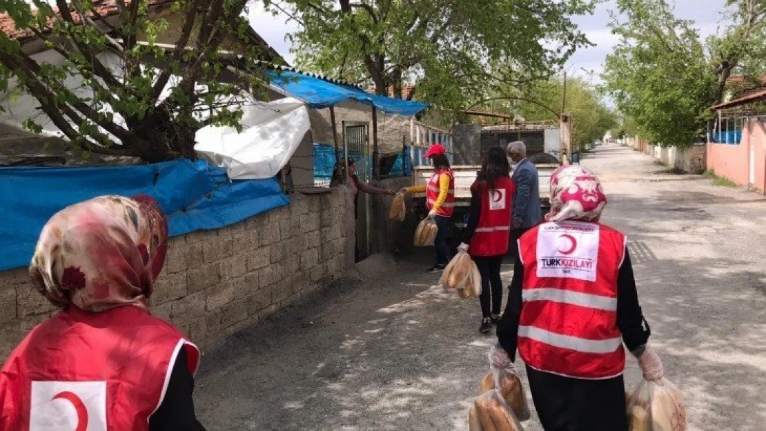 Kızılay, vatandaşlara ücretsiz ekmek dağıttı