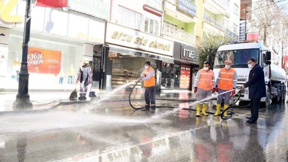 Köpüklü su ve solüsyonla dezenfekte ediyor