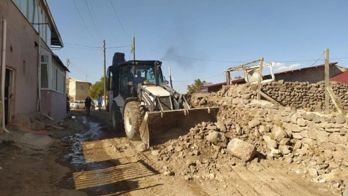 Kuluncak Belediyesi hizmetlere  hız kesmeden devam ediyor