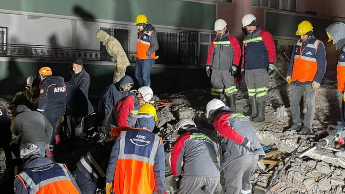 Madenciler dört koldan depremin yaralarını sarıyor