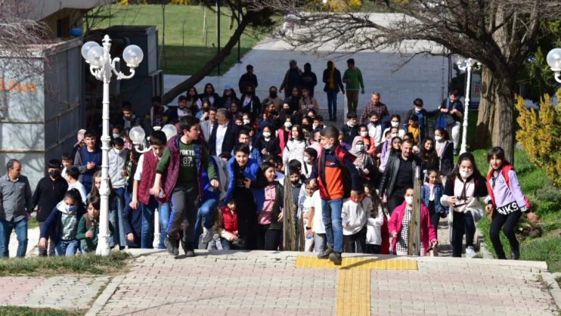 Malatya Büyükşehir Belediyesi Semt Konağı Öğrencileri Kütüphane Gezdi