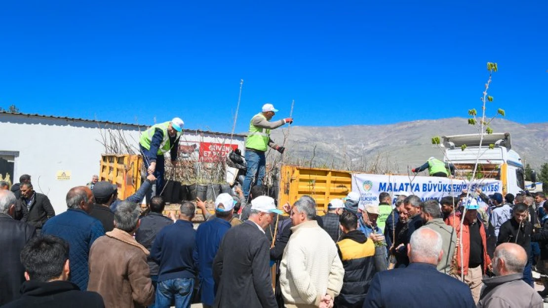 Malatya Büyükşehir Belediyesi Doğanyol'da Fidan Dağıtımı Yaptı