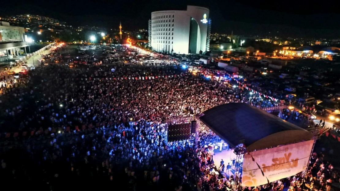 Malatya Büyükşehir Belediyesi, YKS Sonrası Gençlere Konser Düzenledi