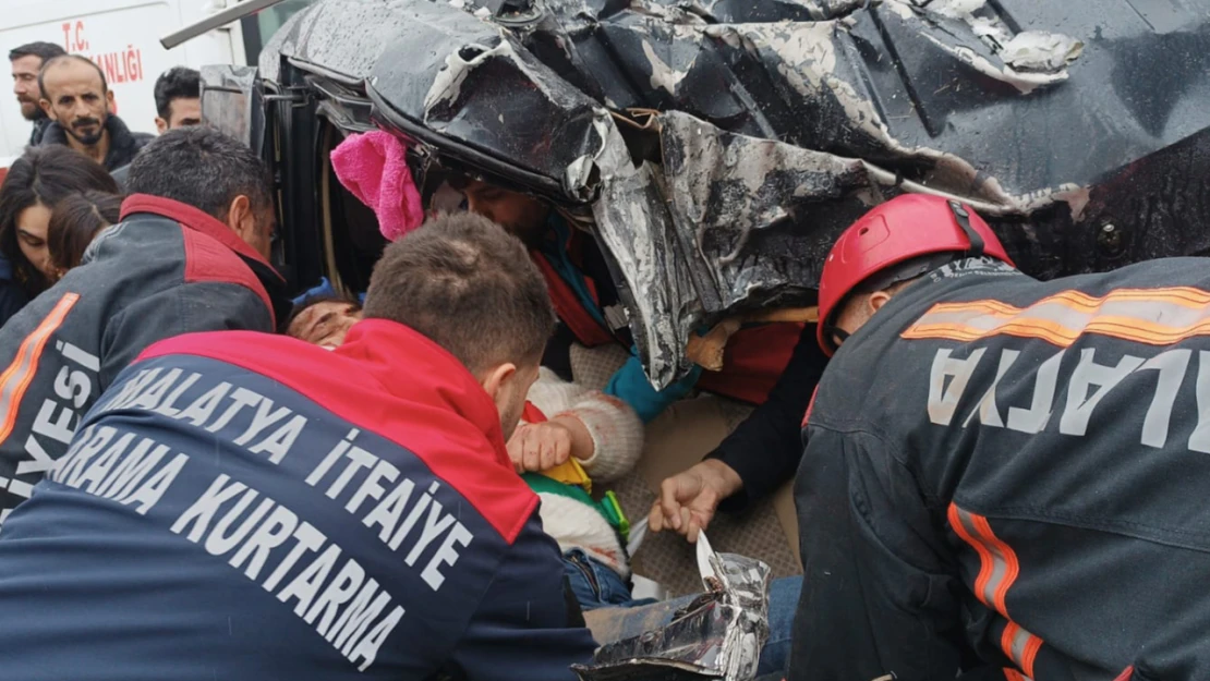 Malatya'da 2 araç çarpıştı: 1'i ağır 3 yaralı