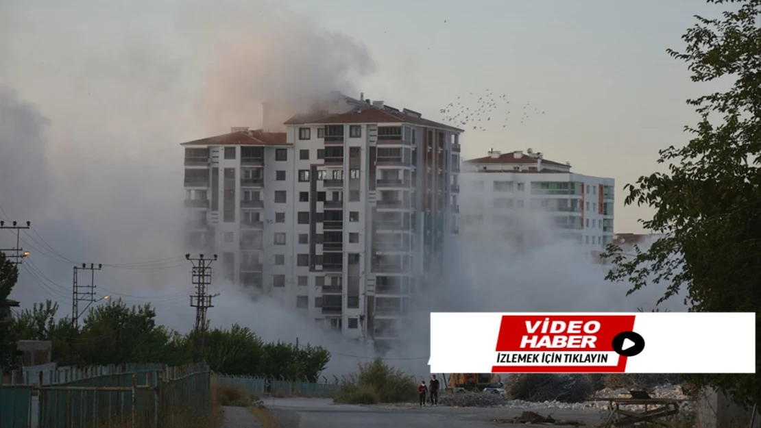 Malatya'da ağır hasarlı 12 katlı 2 bina patlayıcı kullanılarak yıkıldı