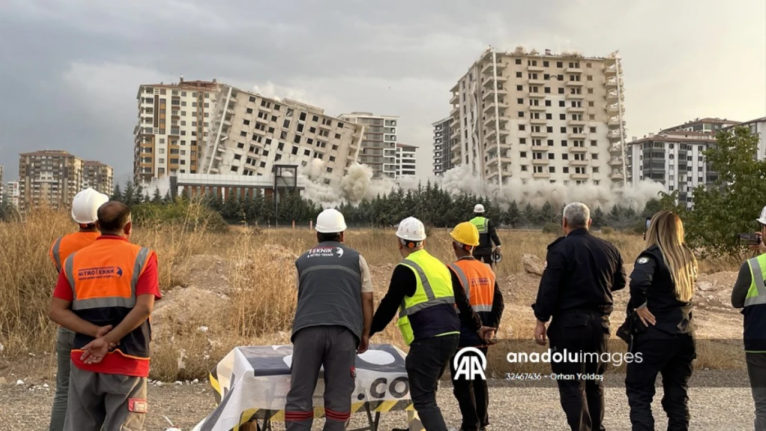 Malatya'da ağır hasarlı 13 katlı 2 bina patlayıcı kullanılarak yıkıldı