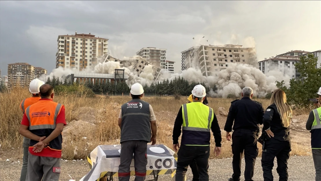 Malatya'da ağır hasarlı 13 katlı bina patlayıcı kullanılarak yıkıldı