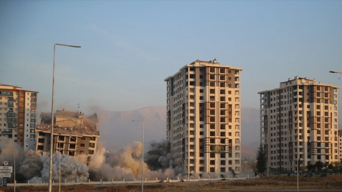 Malatya'da ağır hasarlı 15'er katlı 3 bina aynı anda patlayıcı kullanılarak yıkıldı