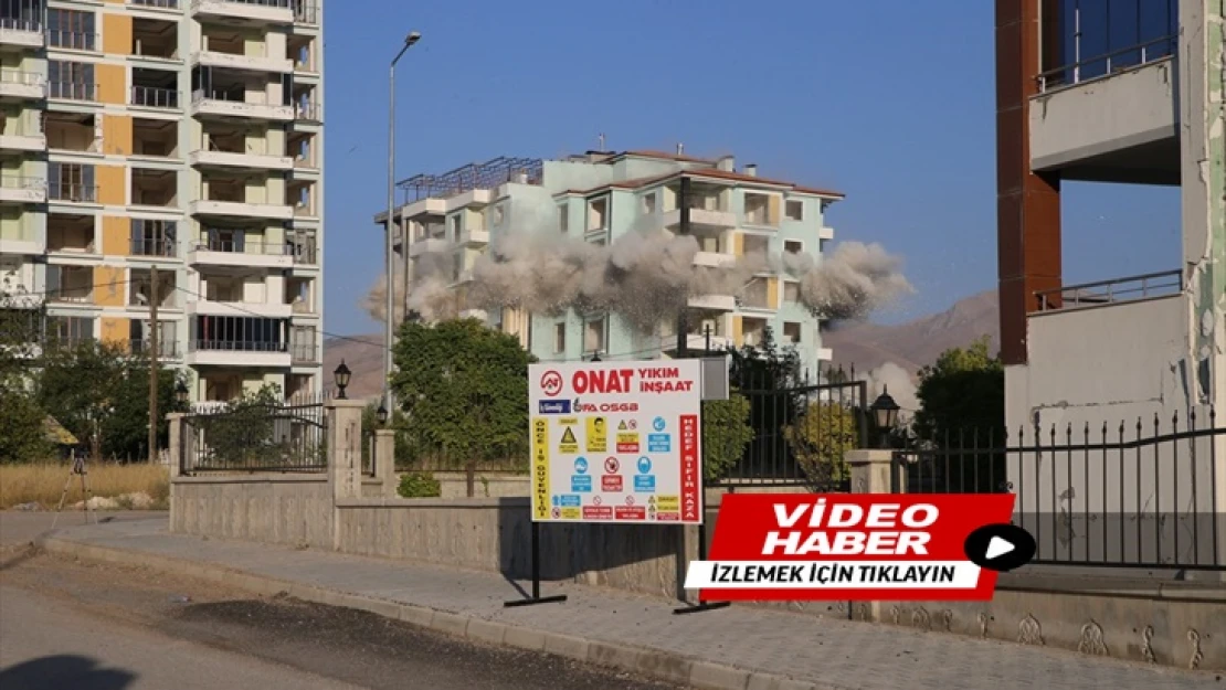 Malatya'da ağır hasarlı bina patlayıcı yardımıyla yıkıldı