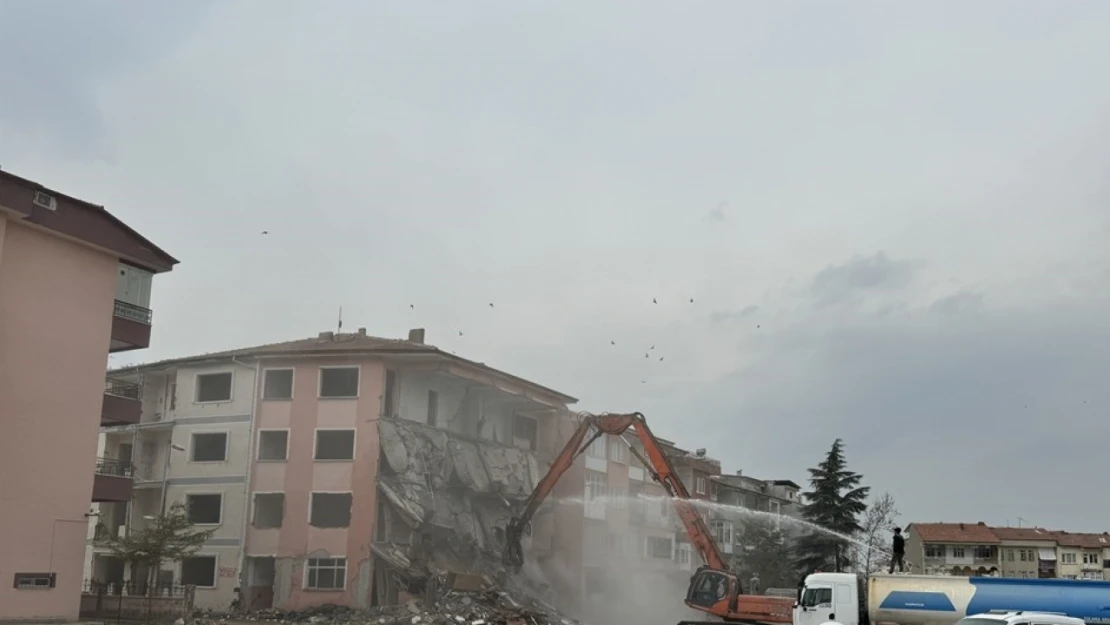 Malatya'da ağır hasarlı binaların yıkımı devam ediyor