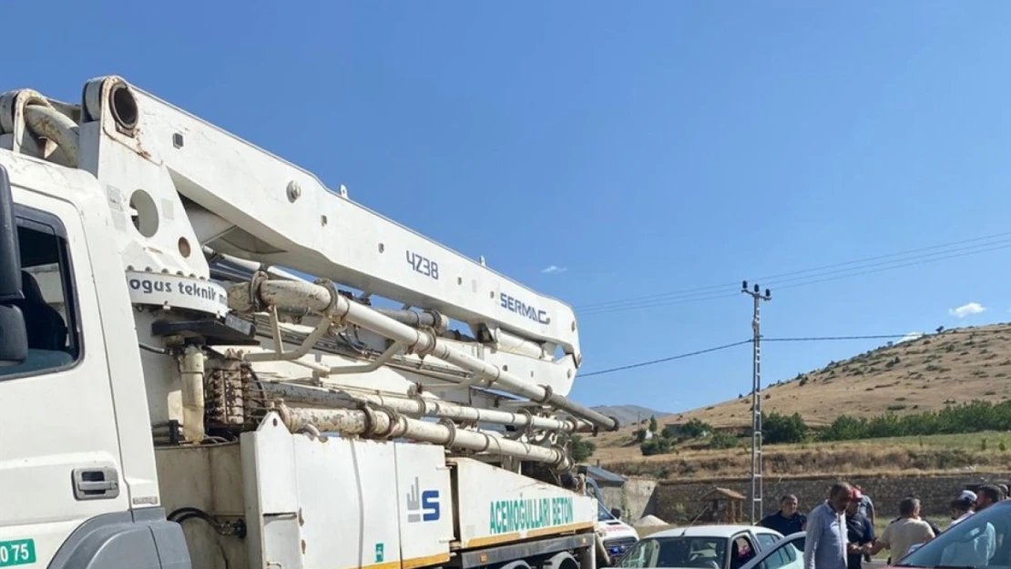 Malatya'da beton pompası aracına çarpan otomobildeki 5 kişi yaralandı