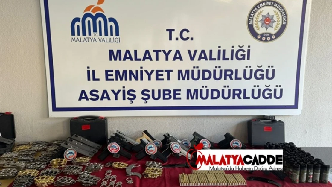 Malatya'da bir iş yerinde ruhsatsız 20 silah ele geçirildi