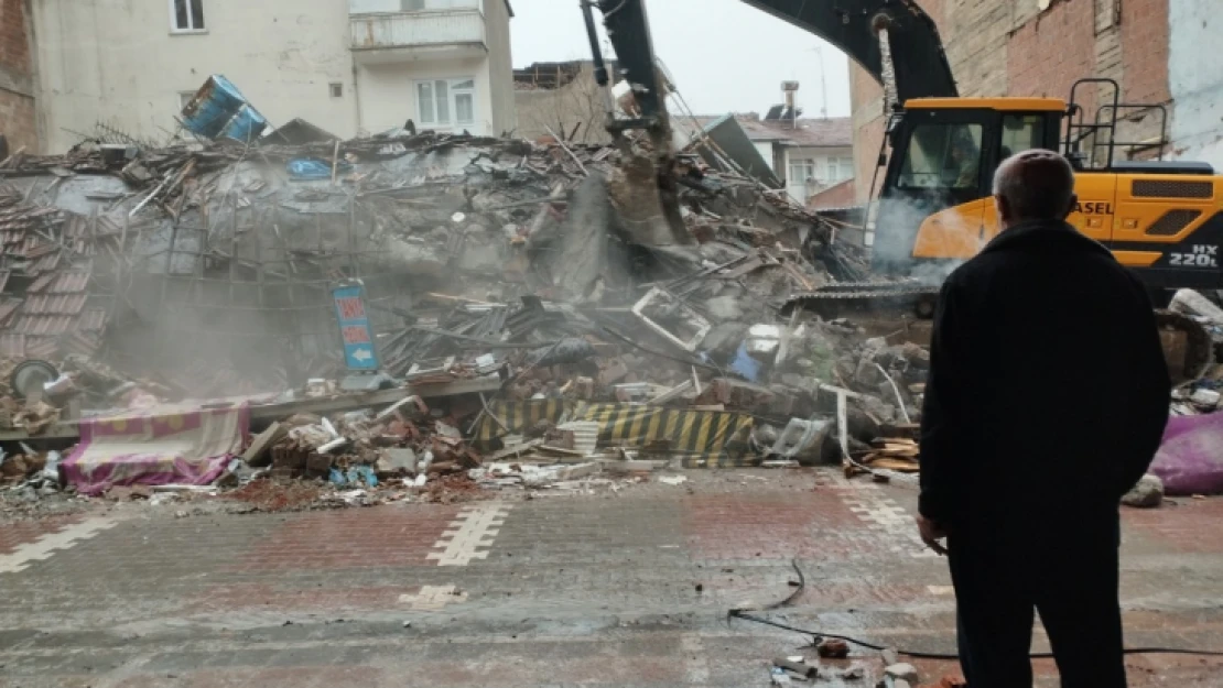 Malatya'da bulunan her 3 binadan 1'i depremde ağır hasar aldı.