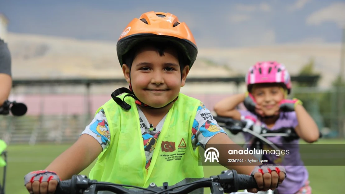 Malatya'da çocuklar bisiklet ve motosiklette kask takmanın önemini kliple anlattı