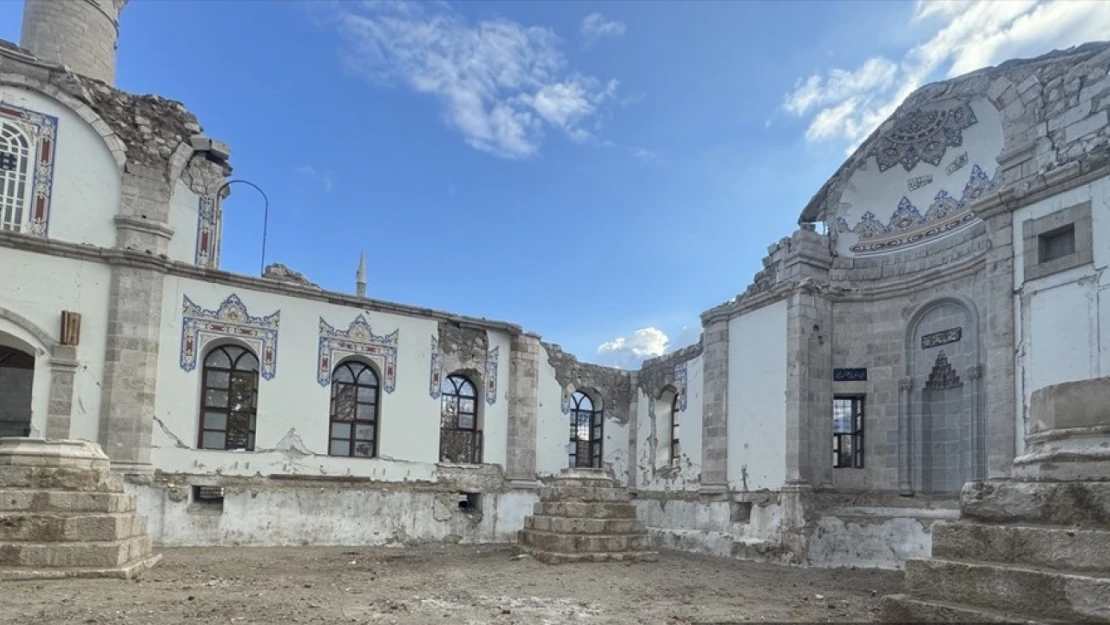 Malatya'da depremde büyük bölümü yıkılan tarihi Hacı Yusuf Taş Camisi ayağa kaldırılıyor